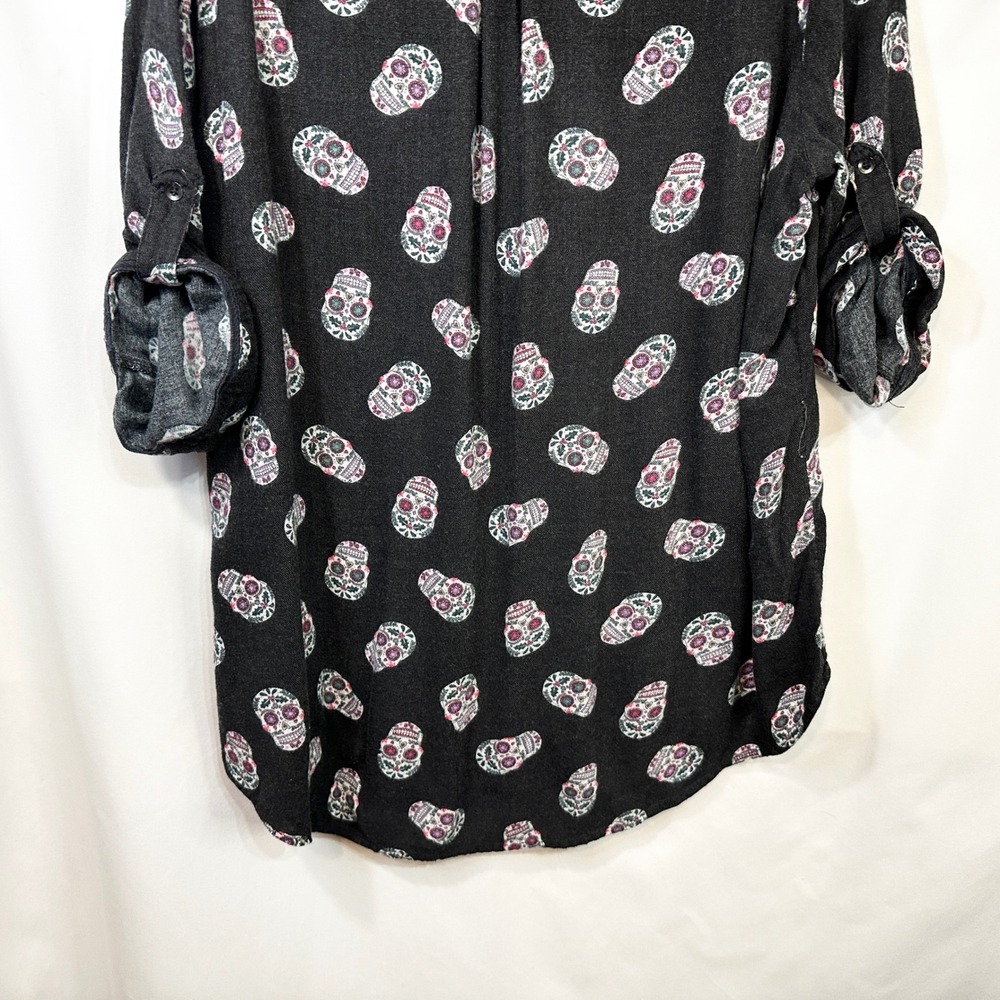 Torrid Plus Size 2X Top Harper Black Sugar Skull Roll Tab Sleeve Goth Edgy 1820 - Picture 6 of 9
